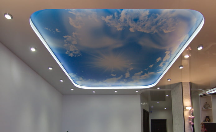 Estructura de techo en forma de cielo flotante