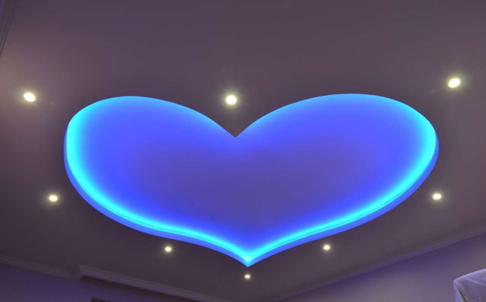 Techo flotante azul en forma de corazón