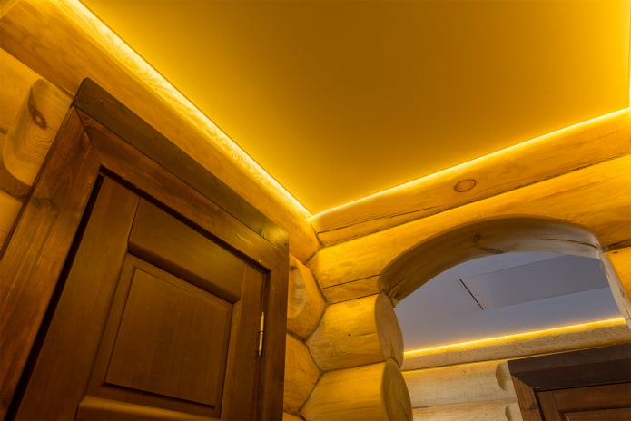 estructura flotante con iluminación amarilla