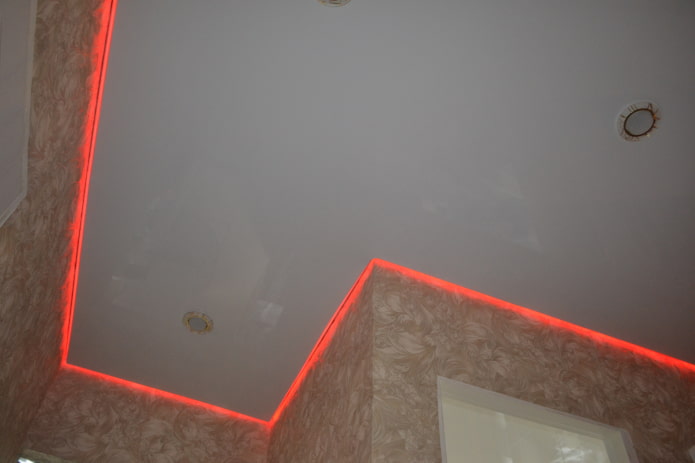 estructura flotante con retroiluminación roja
