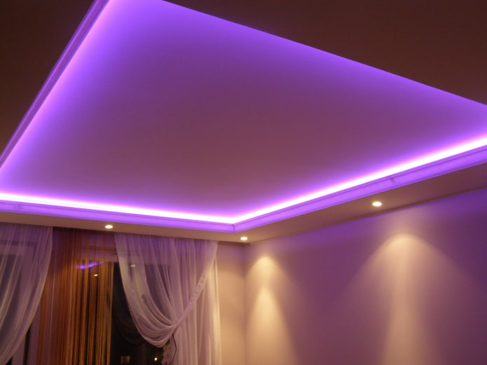 Estructura flotante con retroiluminación morada