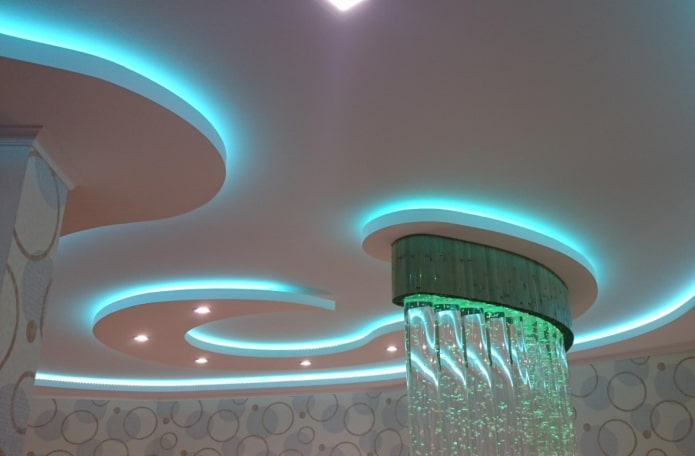 Estructura flotante con retroiluminación azul