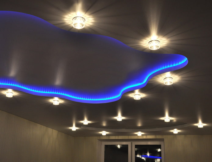 Estructura flotante con iluminación puntual