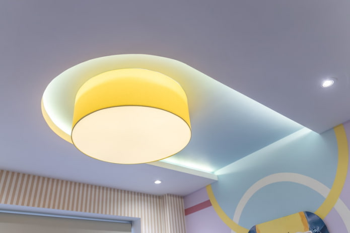 techo flotante con la retroiluminación encendida
