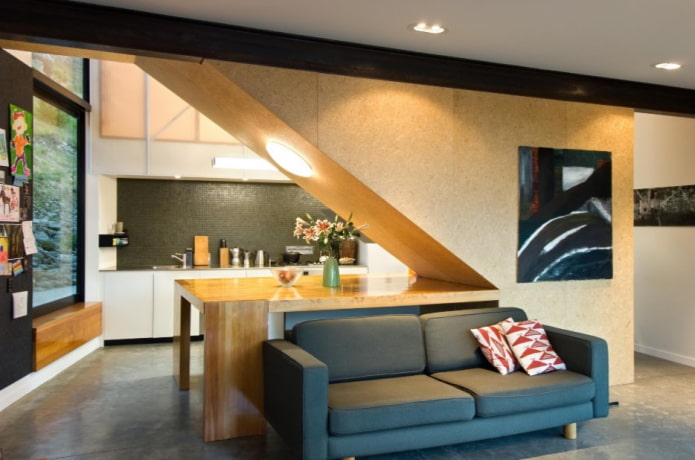 Tabique de MDF en el interior de la cocina-salón