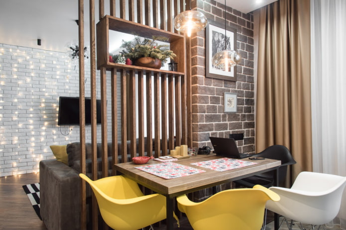 tabique de madera en el interior de la cocina-salón