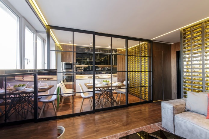 tabique metálico en el interior de la cocina-salón