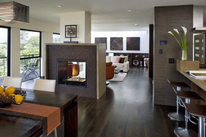 Chimenea en el interior de la cocina-sala de estar