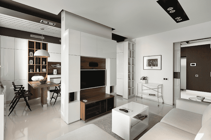 Separador con TV en el interior de la cocina-salón