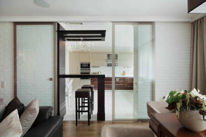 tabique transparente en el interior de la cocina-salón