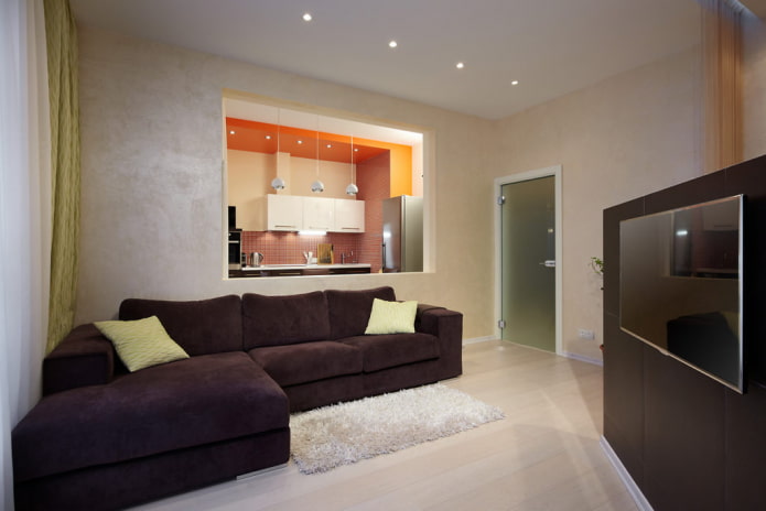 tabique con ventana en el interior de la cocina-salón