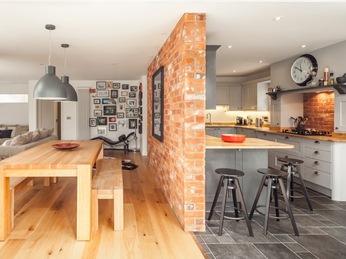 Tabique en el interior de una cocina-comedor