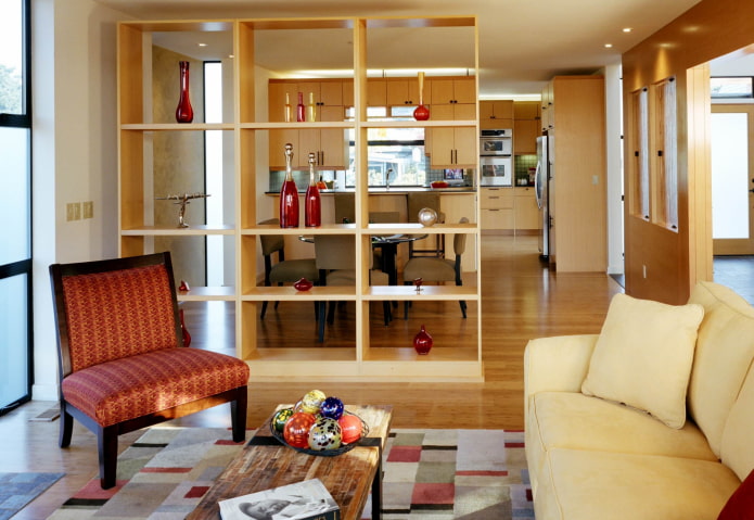 Armario divisor en el interior de la cocina-salón