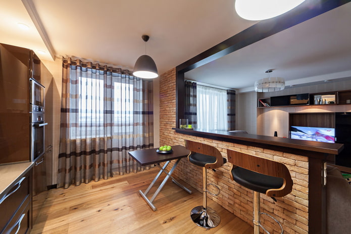 Barra de bar en el interior de la cocina-salón