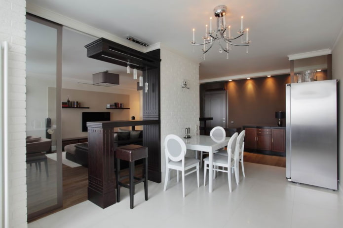 Barra de bar en el interior de la cocina-salón