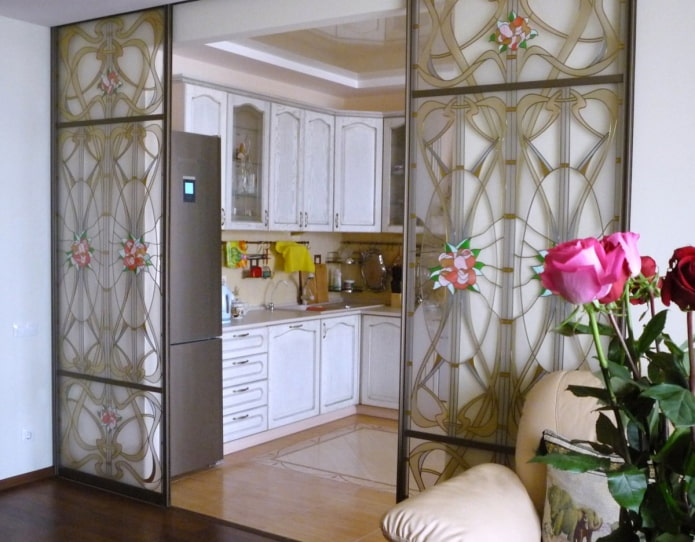 mampara de vidrio de colores en el interior de la cocina-sala de estar