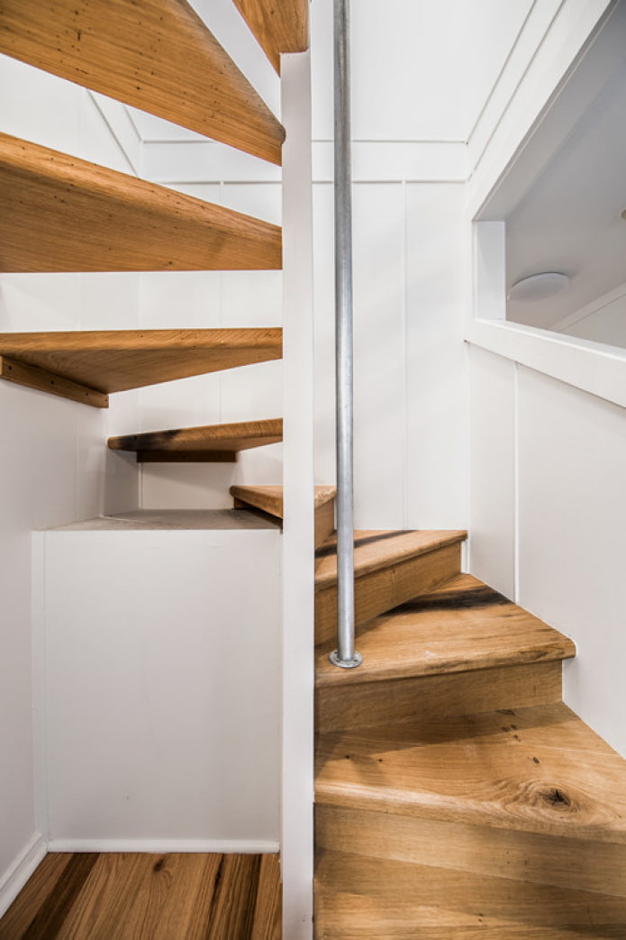 Escalera de caracol con poste