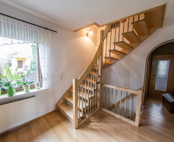 escalera sencilla en la casa