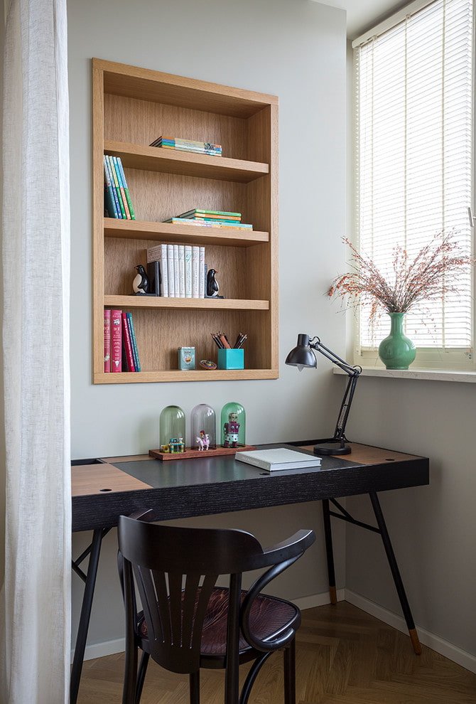 Escritorio con estantes en el interior