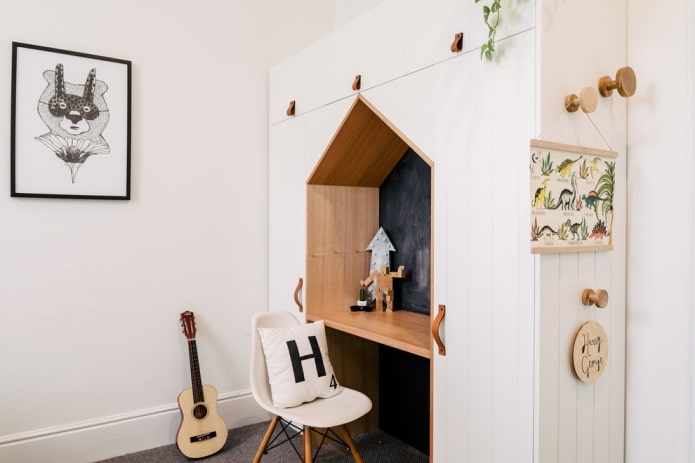 un escritorio integrado en un mueble en el interior
