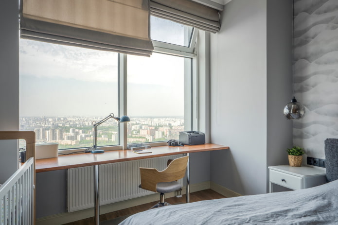 un escritorio con alféizar de ventana en el interior