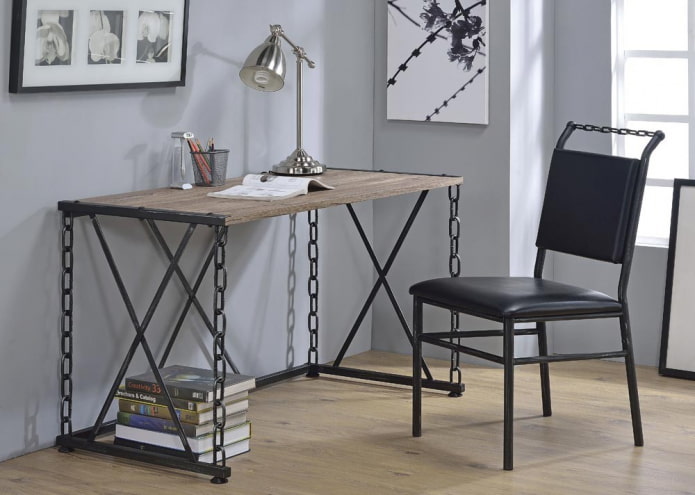 mesa forjada para cartas en el interior