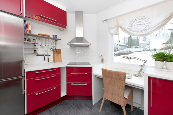 Cocina luminosa con una encimera común