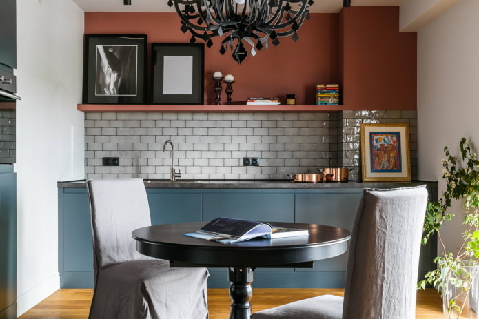 Cocina lineal con estante