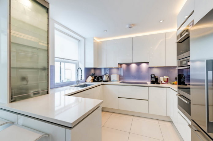 Cocina blanca con minibar