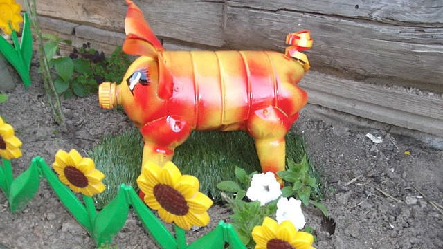 cerdito de una botella