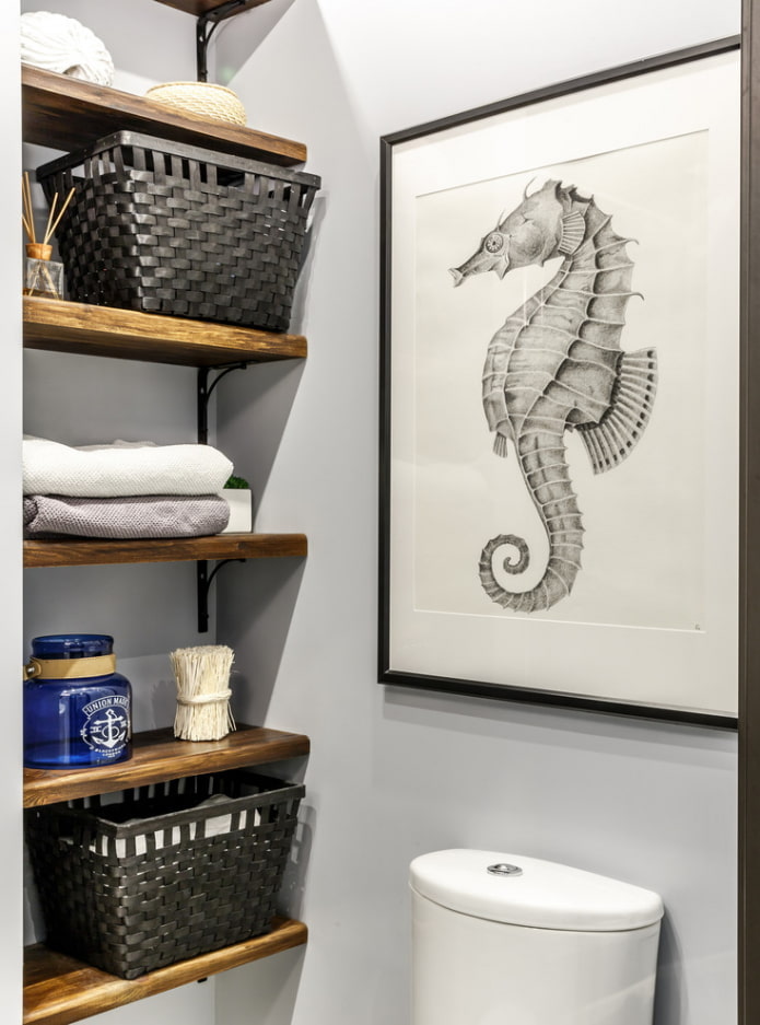 Cestas en las estanterías del baño