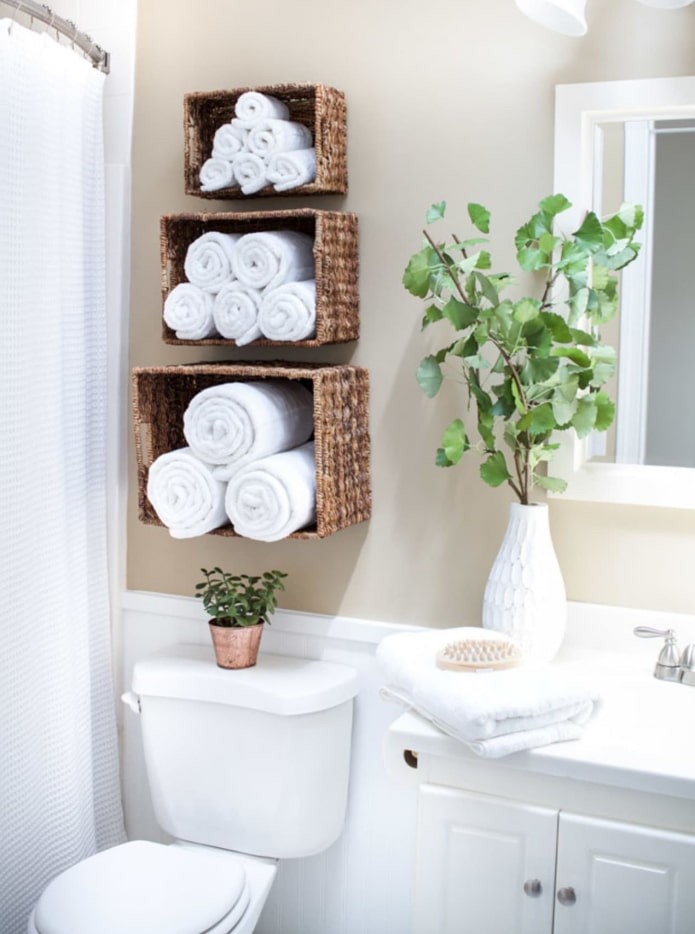 Estantes para cestas en el baño