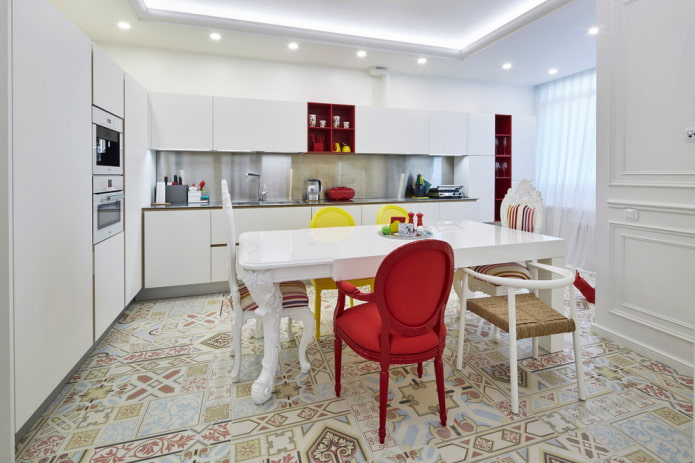 Azulejos con estampado en el interior de la cocina