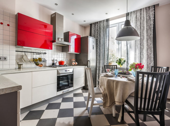Azulejos blancos y negros en el interior de la cocina