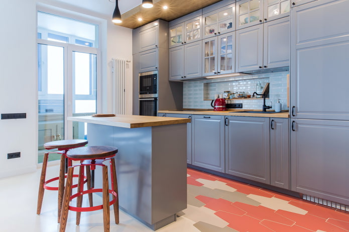 Azulejos multicolores en el interior de la cocina
