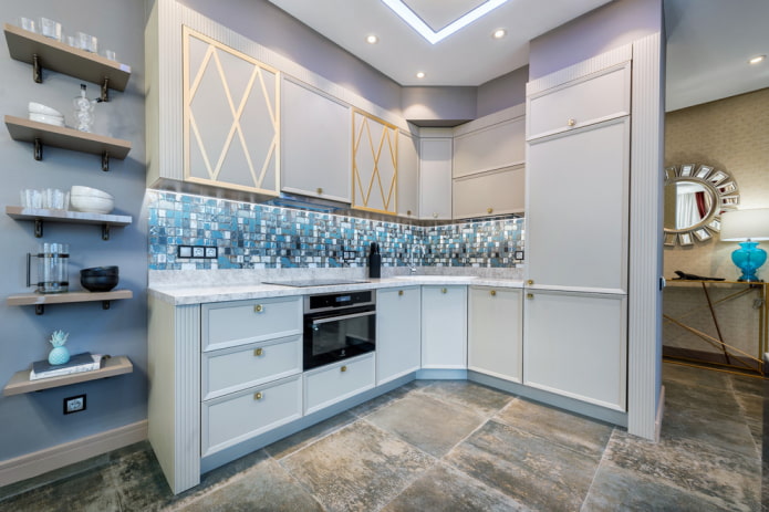 azulejos grandes en el interior de la cocina