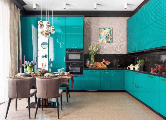 azulejos pequeños en el interior de la cocina