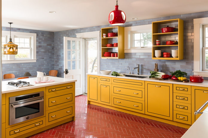 azulejos rojos en el interior de la cocina