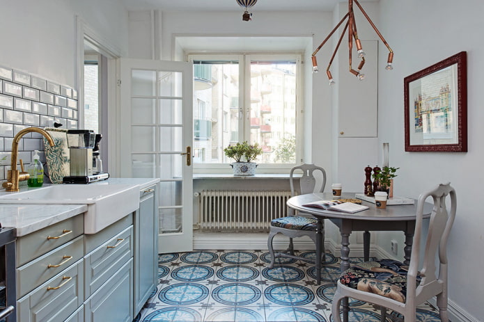 azulejos con un patrón en la cocina Interior