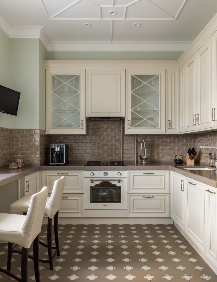 Azulejos de suelo en forma de diamante en el interior de la cocina