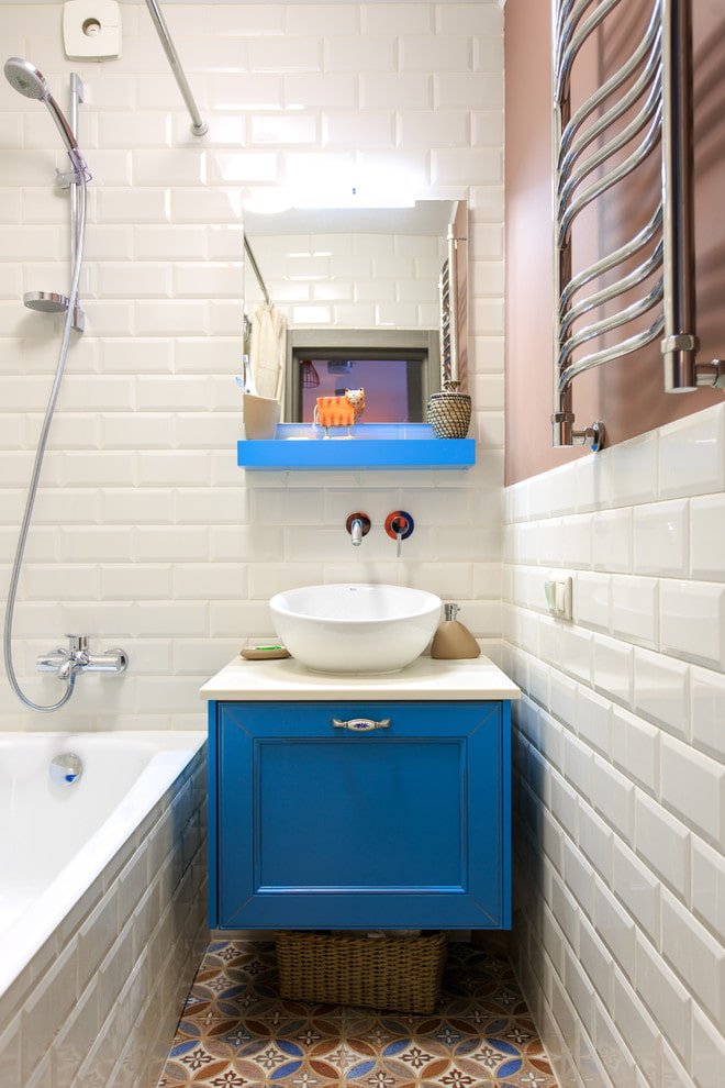 Paredes blancas en el baño