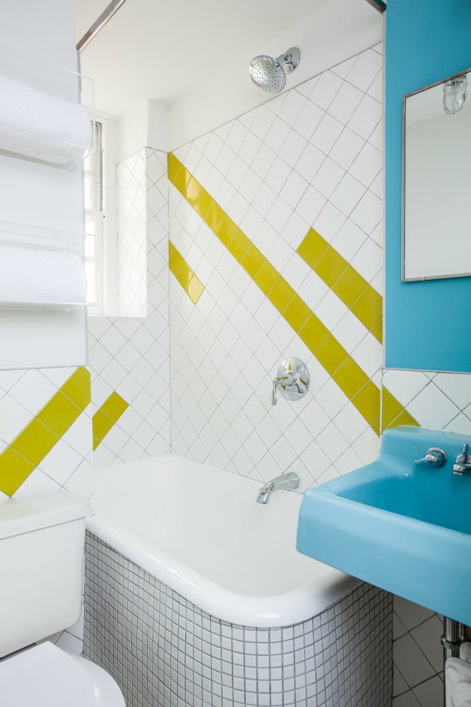 Azulejo diagonal blanco con detalles en amarillo