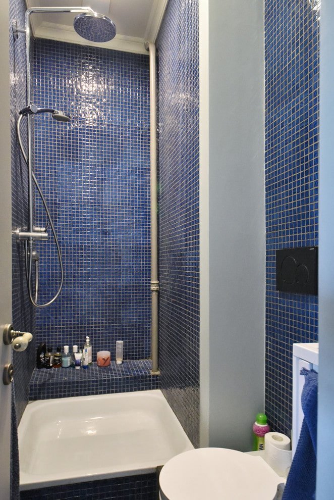 mosaico en una ducha pequeña