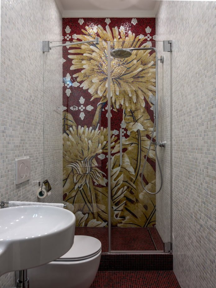 mosaico en una ducha pequeña