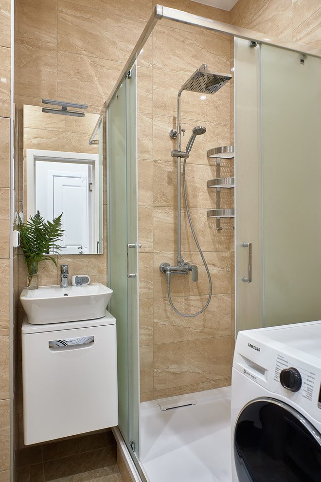 baño pequeño con lavadora y ducha