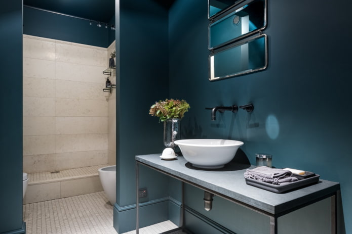 Baño azul con azulejos en la zona de la ducha
