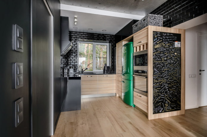 Decoración de pared negra en la cocina