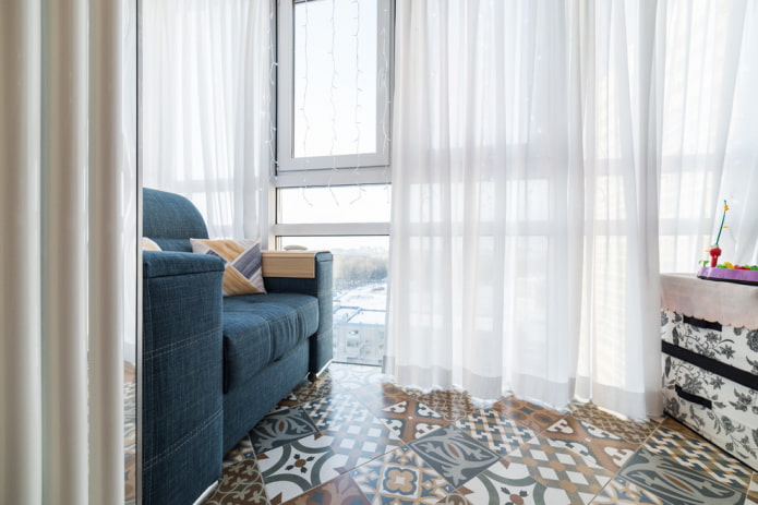 azulejos de patchwork en el interior de un balcón