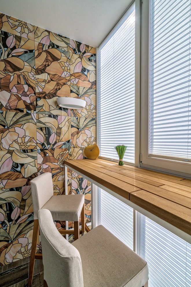 Azulejos en la pared del interior del balcón