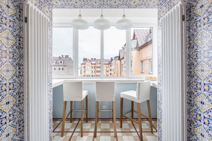 azulejos con diseño de tablero de ajedrez en el balcón